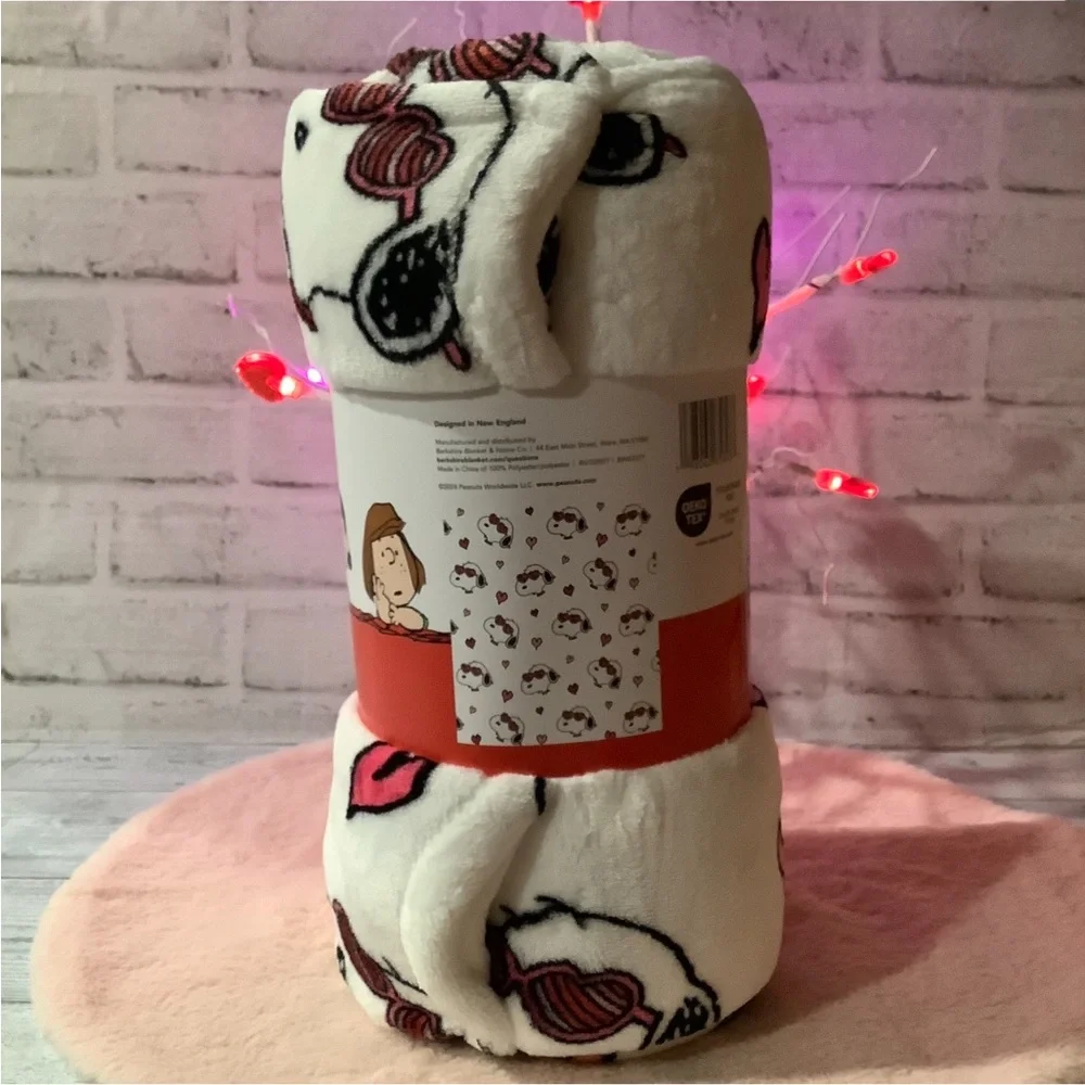 Peanuts Snoopy Wearing Heart Sunglasses Valentines Day Throw